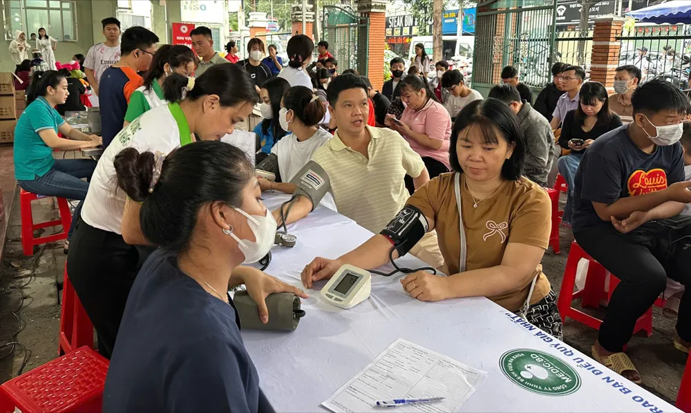 Khám sàng lọc sức khỏe cho các tình nguyện viên z7153710835577_c950736022efe936079ae98737ec6684.jpg