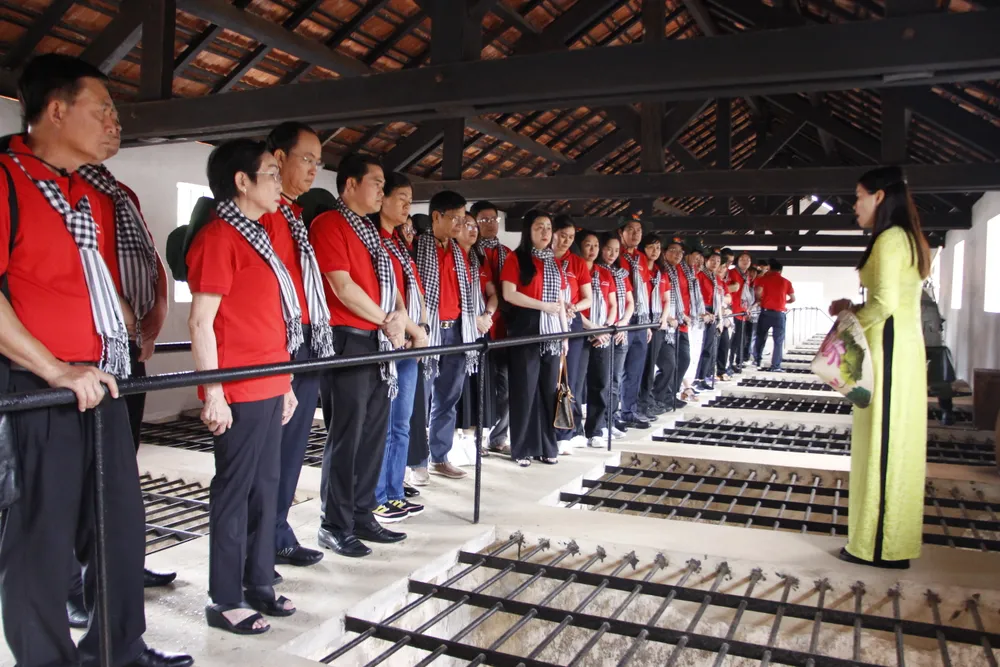 Các đại biểu tham quan di tích lịch sử Trại giam tù Phú Tường _MG_6245.JPG