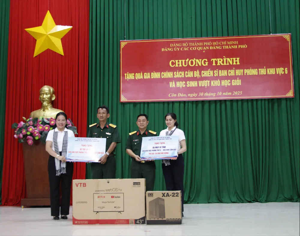 Đại diện lãnh đạo Đảng ủy các cơ quan Đảng TPHCM và đơn vị đồng hành trao tặng ti vi, máy tính cho Ban Chỉ huy Phòng thủ khu vực 6 _MG_6272.JPG