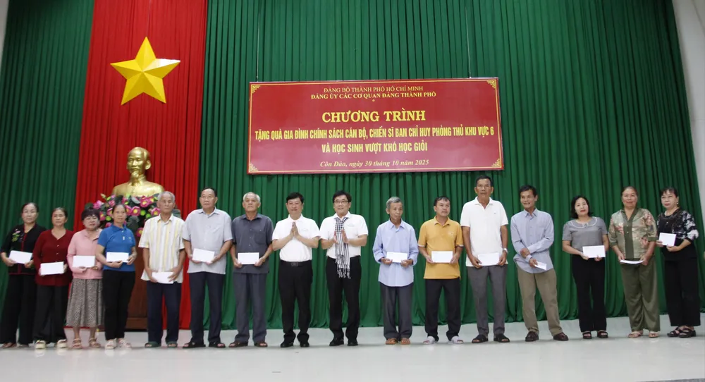 Đồng chí Võ Văn Minh, Phó Bí thư Thành ủy, Chủ tịch HĐND TPHCM (thứ 8 từ trái sang) trao quà đến gia đình chính sách ở đặc khu Côn Đảo _MG_6282.JPG