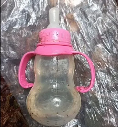 Bình sữa bị bỏ lại dọc đường. Ảnh: DAILY MAIL