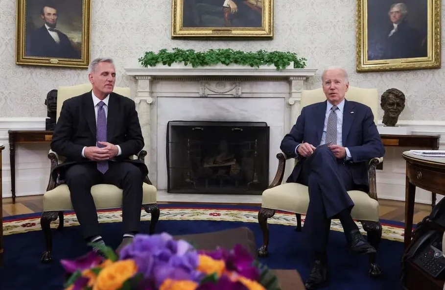 Tổng thống Mỹ Joe Biden (phải) và Chủ tịch Hạ viện Kevin McCarthy thảo luận tại Nhà Trắng Ảnh: REUTERS Tổng thống Mỹ Joe Biden (phải) và Chủ tịch Hạ viện Kevin McCarthy thảo luận tại Nhà Trắng Ảnh: REUTERS