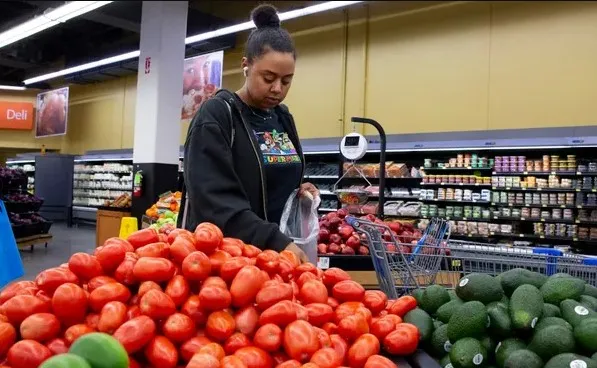 Chỉ số giá tiêu dùng của Mỹ giảm xuống mức thấp nhất trong 2 năm qua. Ảnh: EPA