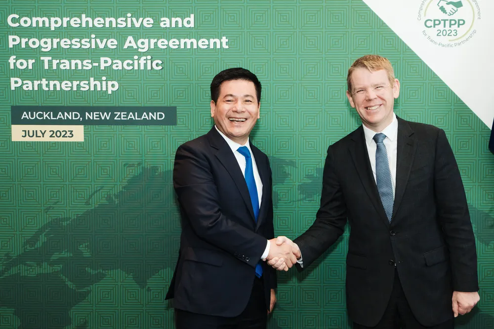 Bộ trưởng Công thương Nguyễn Hồng Diên và Thủ tướng New Zealand Chris Hipkins tại buổi lễ ký kết Ảnh: Đại sứ quán Anh tại Việt Nam