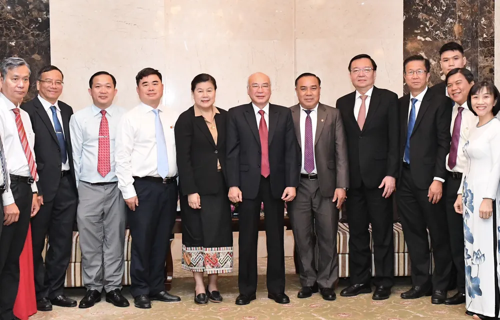 Ban Tuyên giáo Thành ủy TPHCM tiếp đoàn đại biểu Tạp chí Alunmay. Ảnh: VIỆT DŨNG Ban Tuyên giáo Thành ủy TPHCM tiếp đoàn đại biểu Tạp chí Alunmay. Ảnh: VIỆT DŨNG