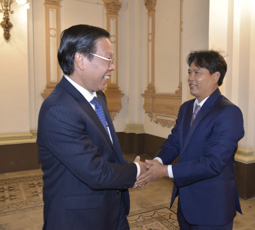 Chủ tịch UBND TPHCM Phan Văn Mãi và Viện sĩ Sok Touch, Chủ tịch Viện Hàn lâm Hoàng gia Campuchia. Ảnh: CAO THĂNG Chủ tịch UBND TPHCM Phan Văn Mãi và Viện sĩ Sok Touch, Chủ tịch Viện Hàn lâm Hoàng gia Campuchia. Ảnh: CAO THĂNG