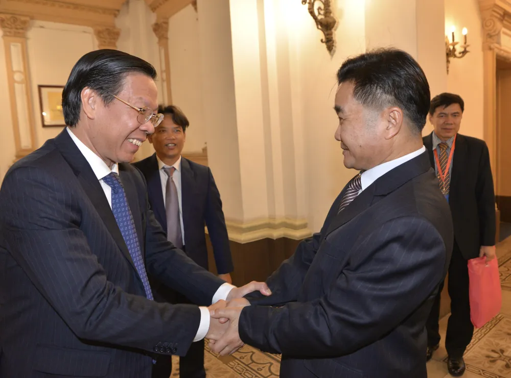 Chủ tịch UBND TPHCM Phan Văn Mãi và Tiến sĩ Sonethanou Thammavong, Chủ tịch Viện Khoa học Kinh tế và Xã hội quốc gia Lào. Ảnh: CAO THĂNG Chủ tịch UBND TPHCM Phan Văn Mãi và Tiến sĩ Sonethanou Thammavong, Chủ tịch Viện Khoa học Kinh tế và Xã hội quốc gia Lào. Ảnh: CAO THĂNG