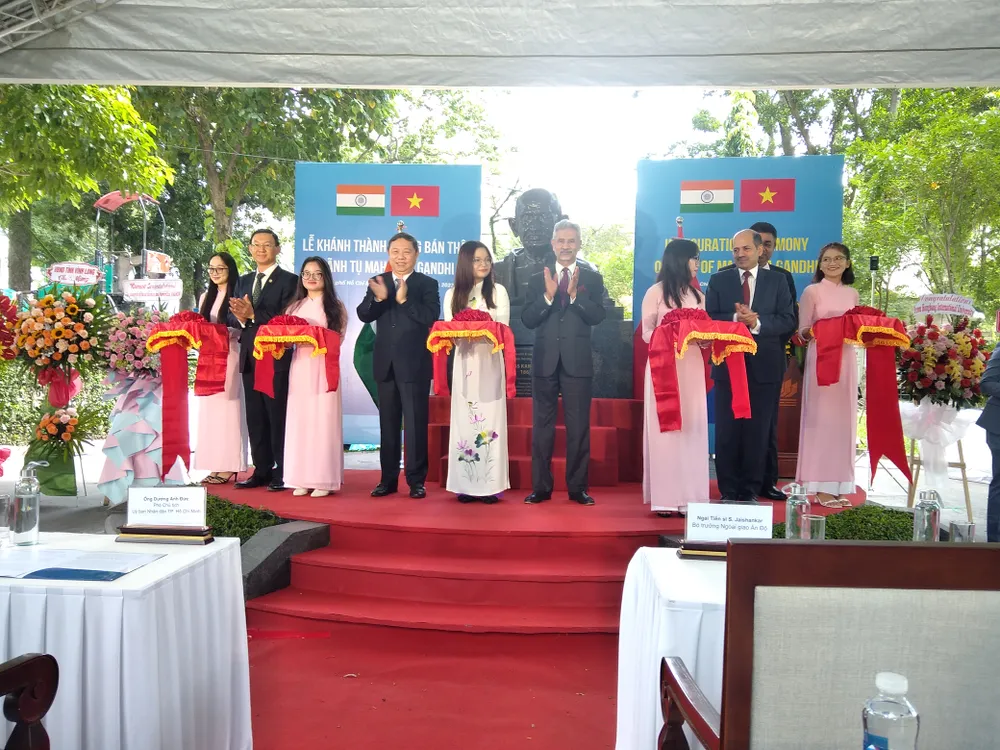 Các đại biểu cắt băng khánh thành tượng đài lãnh tụ Ấn Độ Mahatma Gandhi. Ảnh: MINH CHÂU Các đại biểu cắt băng khánh thành tượng đài lãnh tụ Ấn Độ Mahatma Gandhi. Ảnh: MINH CHÂU