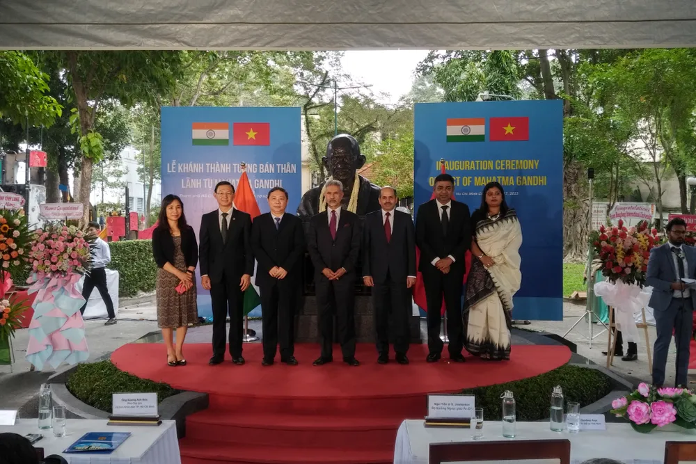 Các đại biểu dự lễ khánh thành tượng đài lãnh tụ Ấn Độ Mahatma Gandhi. Ảnh: MINH CHÂU Các đại biểu dự lễ khánh thành tượng đài lãnh tụ Ấn Độ Mahatma Gandhi. Ảnh: MINH CHÂU