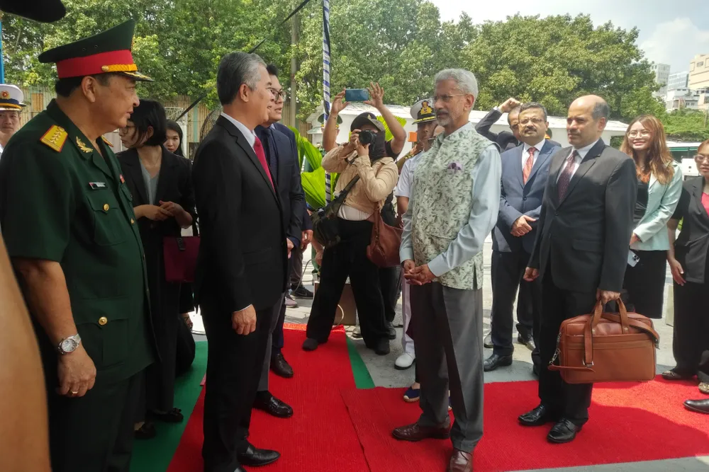 Phó Chủ tịch UBND TPHCM Ngô Minh Châu và Bộ trưởng Bộ Ngoại giao Ấn Độ Subrahmanyam Jaishankar tại buổi lễ. Ảnh: MINH CHÂU