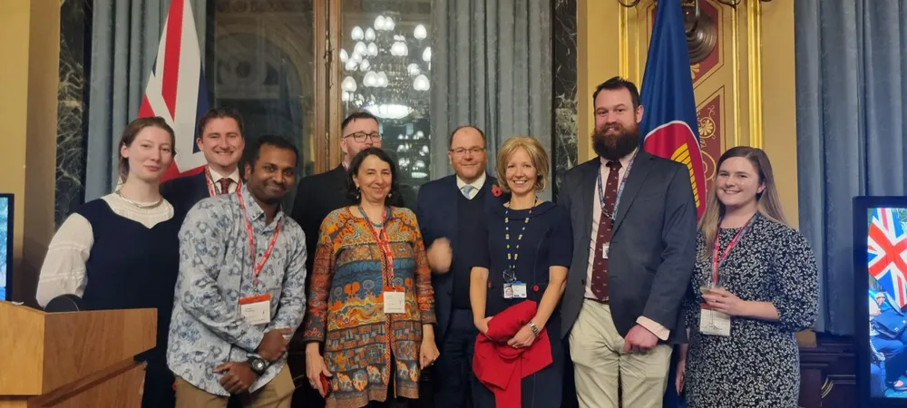 Quốc vụ khanh Bộ Khoa học, Công nghệ và Đổi mới sáng tạo Anh George Freeman (thứ tư, phải qua trái) cùng các thành viên của Quỹ ISPF. Ảnh: Đại sứ quán Anh tại Việt Nam