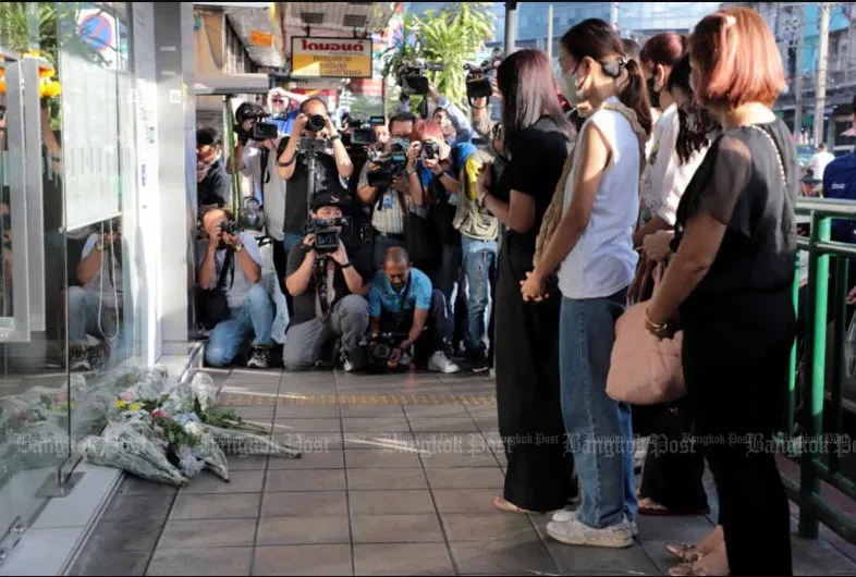 Người dân đặt hoa tưởng niệm giáo viên thiệt mạng do trúng đạn lạc. Ảnh: Bangkok Post Người dân đặt hoa tưởng niệm giáo viên thiệt mạng do trúng đạn lạc. Ảnh: Bangkok Post
