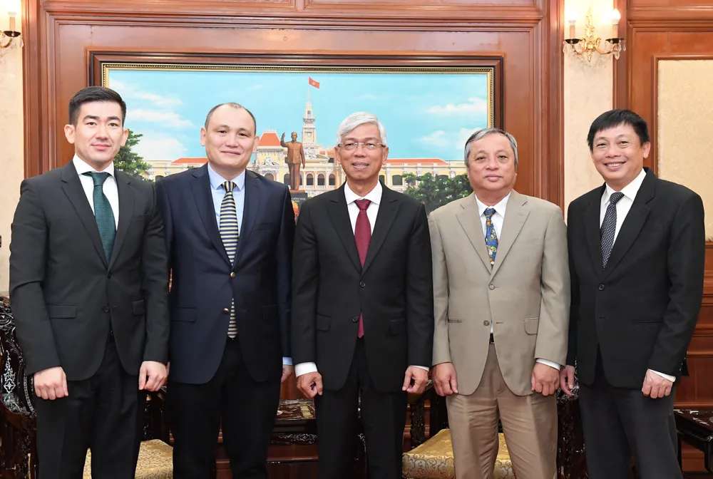 Phó Chủ tịch UBND TPHCM Võ Văn Hoan (giữa) và Đại sứ Kazakhstan tại Việt Nam Kanat Tumysh (thứ hai, trái sang phải) tại buổi tiếp. Ảnh: VIỆT DŨNG Phó Chủ tịch UBND TPHCM Võ Văn Hoan (giữa) và Đại sứ Kazakhstan tại Việt Nam Kanat Tumysh (thứ hai, trái sang phải) tại buổi tiếp. Ảnh: VIỆT DŨNG