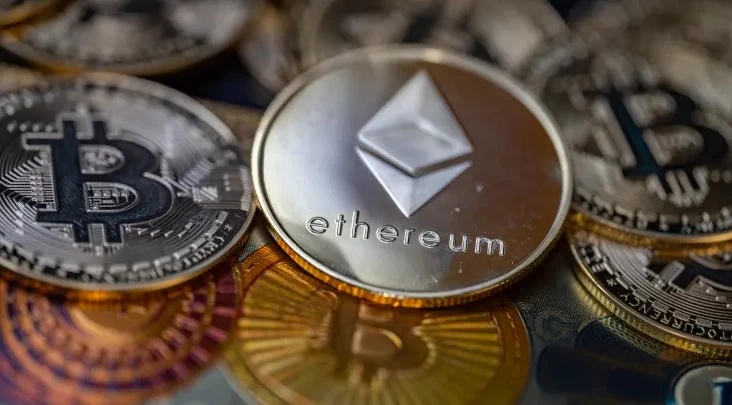 Đồng bitcoin và ethereum. Ảnh: GETTY IMAGES 