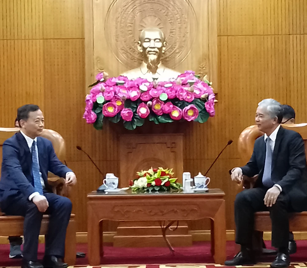 Trưởng Ban Nội chính Thành ủy TPHCM Ngô Minh Châu (phải) tiếp Bí thư Ủy ban Chính pháp Thành ủy thành phố Nam Kinh Từ Cẩm Huy. Ảnh: ĐỖ CAO 1.jpg