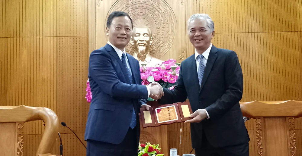 Bí thư Ủy ban Chính pháp Thành ủy thành phố Nam Kinh Từ Cẩm Huy (trái) tặng quà lưu niệm đến Trưởng Ban Nội chính Thành ủy TPHCM Ngô Minh Châu. Ảnh: ĐỖ CAO 3.jpg