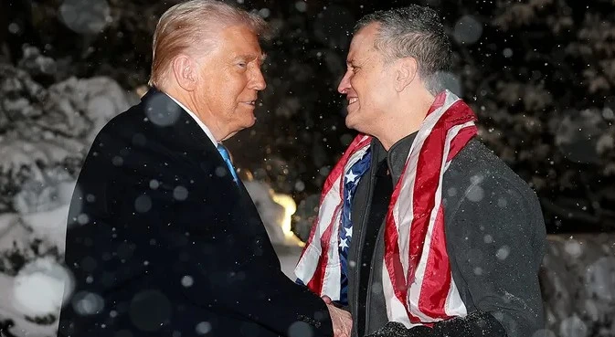 Tổng thống Mỹ Donald Trump (trái) gặp ông Marc Fogel hôm 11-2. Ảnh: GETTY IMAGES RU.jpg