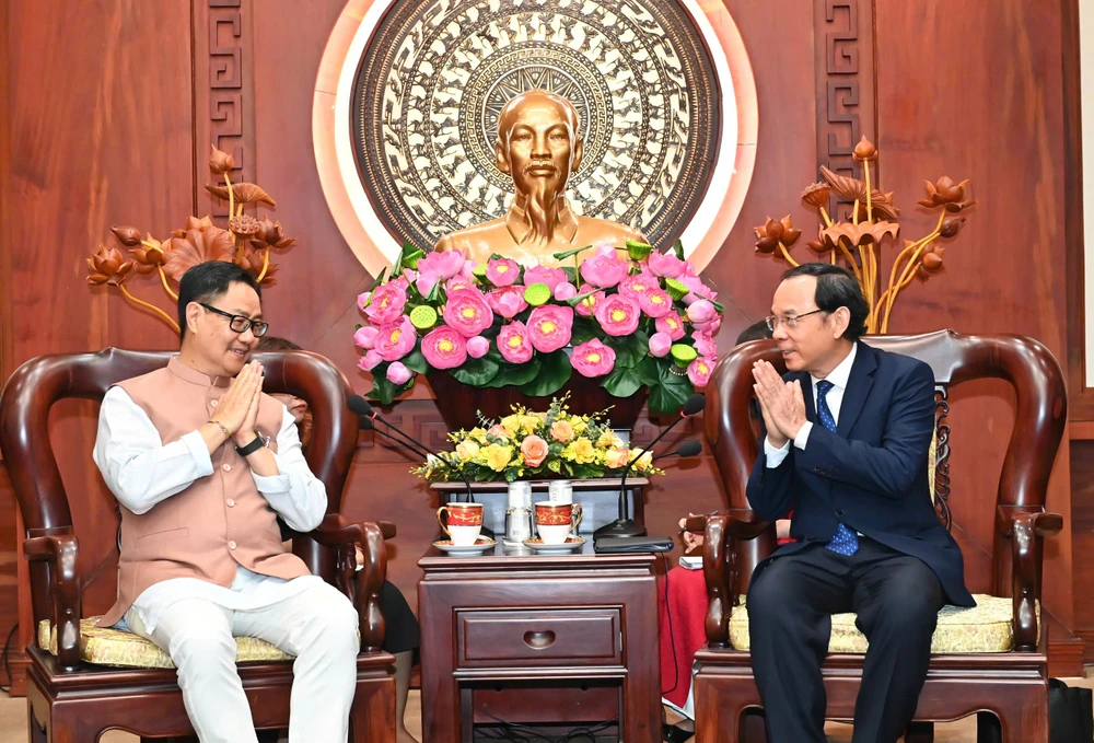 Bí thư Thành ủy TPHCM Nguyễn Văn Nên tiếp Bộ trưởng Các vấn đề nghị viện và vấn đề thiểu số, Chính phủ Ấn Độ Kiren Rijiju. Ảnh: VIỆT DŨNG 1000003753.jpg