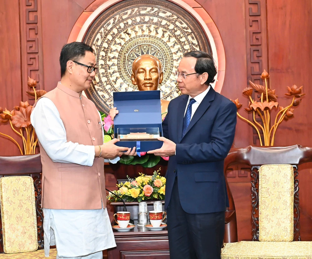 Bí thư Thành ủy TPHCM Nguyễn Văn Nên tặng quà lưu niệm Bộ trưởng Các vấn đề nghị viện và vấn đề thiểu số, Chính phủ Ấn Độ Kiren Rijiju. Ảnh: VIỆT DŨNG 1000003754.jpg