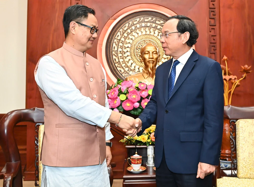 Bí thư Thành ủy TPHCM Nguyễn Văn Nên tiếp Bộ trưởng Các vấn đề nghị viện và vấn đề thiểu số, Chính phủ Ấn Độ Kiren Rijiju. Ảnh: VIỆT DŨNG 1000003757.jpg