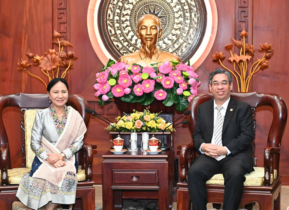 Chủ tịch Ủy ban MTTQ Việt Nam TPHCM Nguyễn Phước Lộc tiếp Phó Chủ tịch Trung ương Mặt trận Lào xây dựng đất nước Inlavanh Keobounphanh. Ảnh: VIỆT DŨNG IMG_20250507_172124.jpg