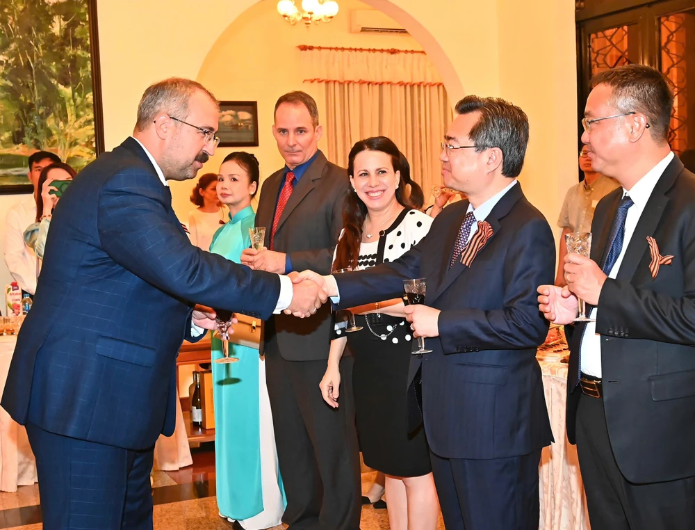 Phó Bí thư Thường trực Thành ủy TPHCM Nguyễn Thanh Nghị và Tổng lãnh sự Liên bang Nga tại TPHCM Timur Sirozevich Sadykov tại buổi lễ. Ảnh: VIỆT DŨNG 1000003880.jpg