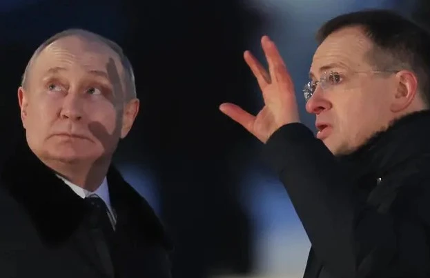 Cựu Bộ trưởng Văn hóa Nga Vladimir Medinsky (phải) và Tổng thống Nga Vladimir Putin. Ảnh: ANSA Nga.jpg
