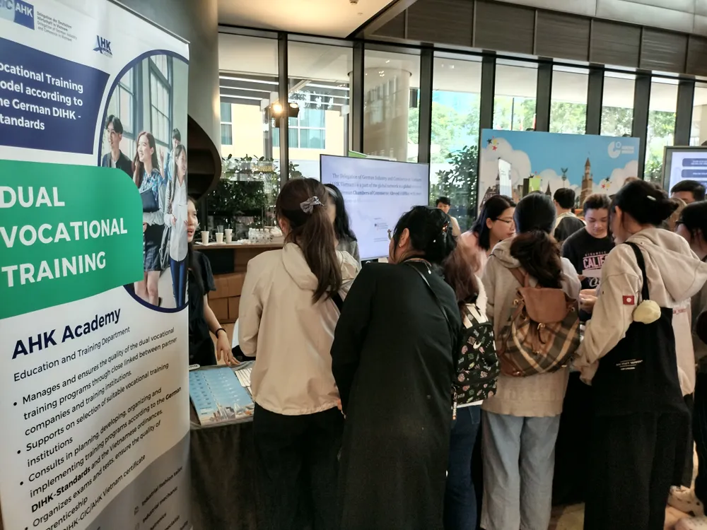 Rất đông phụ huynh, học sinh và sinh viên tham gia Ngày hội hướng nghiệp Đức. Ảnh: ĐỖ VĂN IMG_20250601_083953751.jpg