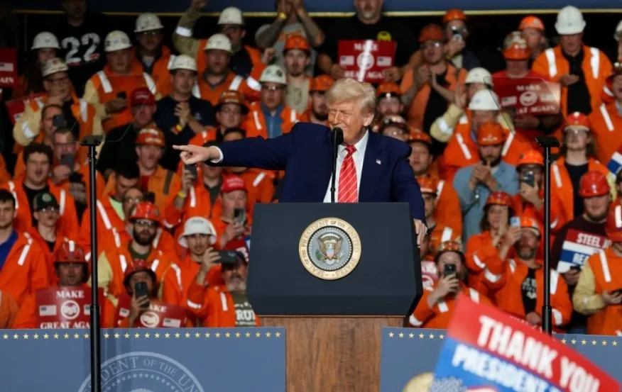 Tổng thống Mỹ Donald Trump trong chuyến thăm nhà máy của tập đoàn sản xuất thép Irvin Works tại bang Pennsylvania, Mỹ. Ảnh: BLOOMBERG My.jpg