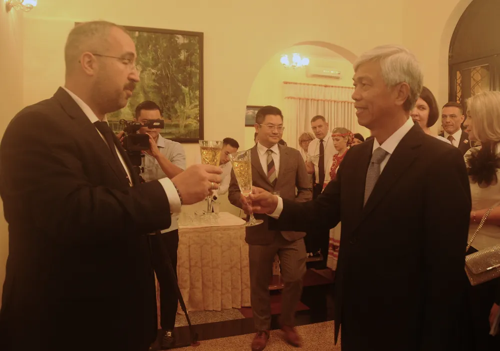 Tổng lãnh sự Nga tại TPHCM Timur Sirozevich Sadykov và Phó Chủ tịch UBND TPHCM Võ Văn Hoan tại buổi lễ. Ảnh: MINH CHÂU 3.JPG