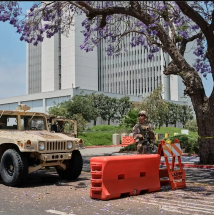 Lực lượng thủy quân lục chiến Mỹ được triển khai đến Los Angeles. Ảnh: NYT efbc8f2f-e3d5-4cd4-8442-9b05c0e7af31.jpg