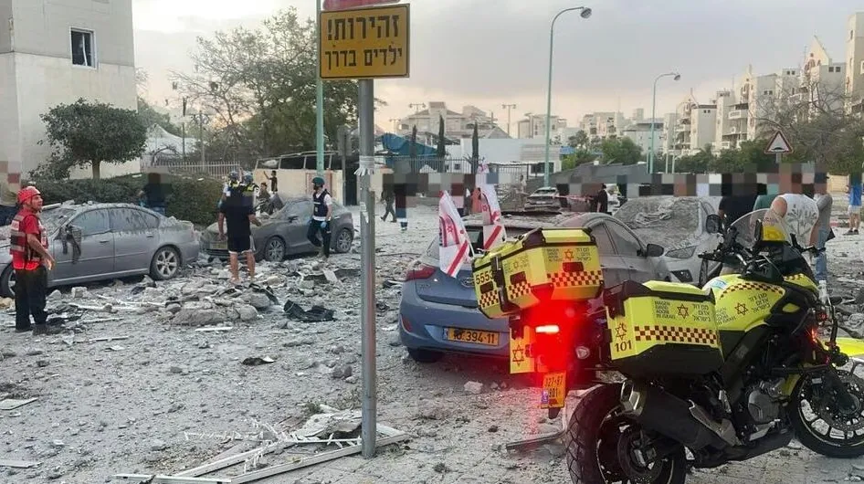 Hiện trường đổ nát tại thành phố Be'er Sheva sau khi trúng tên lửa của Iran. Ảnh: MAGEN DAVID ADOM IS 4.jpg