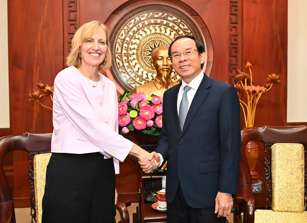 Bí thư Thành ủy TPHCM Nguyễn Văn Nên và Tổng Lãnh sự Mỹ tại TPHCM Susan Burns tại buổi tiếp. Ảnh: VIỆT DŨNG 1000004668.jpg