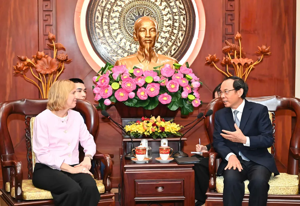 Bí thư Thành ủy TPHCM Nguyễn Văn Nên tiếp Tổng Lãnh sự Mỹ tại TPHCM Susan Burns. Ảnh: VIỆT DŨNG 1000004669.jpg