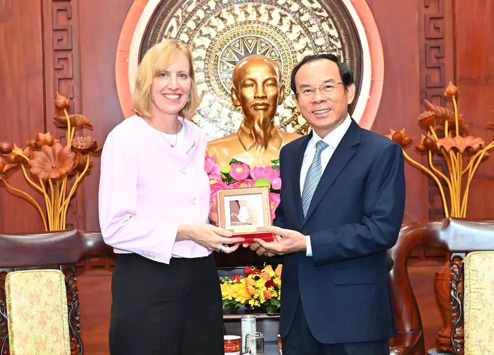 Bí thư Thành ủy TPHCM Nguyễn Văn Nên tặng quà lưu niệm Tổng Lãnh sự Mỹ tại TPHCM Susan Burns. Ảnh: VIỆT DŨNG 1000004670.jpg