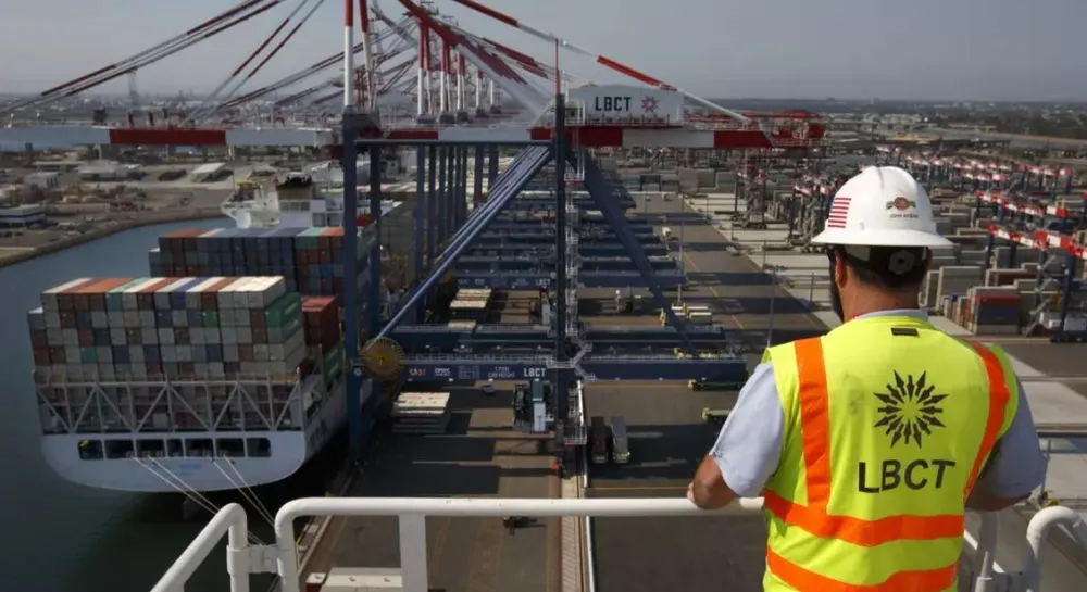Hàng hóa cập cảng Long Beach, Los Angeles, Mỹ. Ảnh: LOS ANGELES TIMES My.jpg