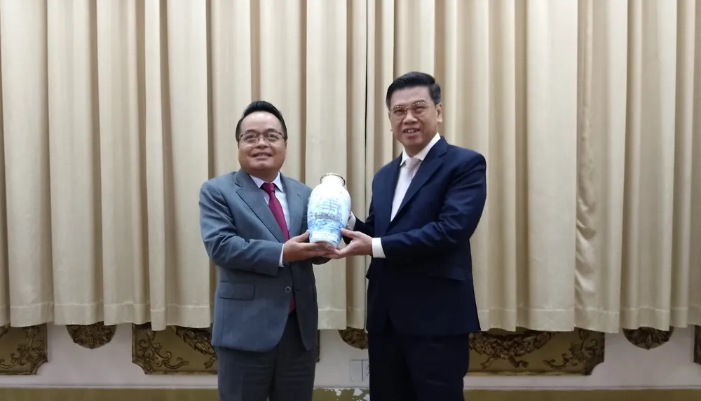 Phó Chủ tịch UBND TPHCM Nguyễn Văn Dũng tặng quà lưu niệm Chủ tịch Kiểm toán nhà nước Lào Viengthavisone Thephachanh. Ảnh: MINH CHÂU IMG_20250718_182017~2.jpg