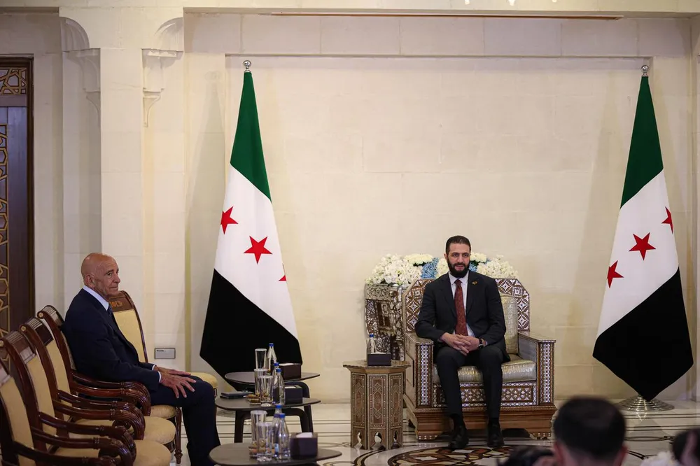Tổng thống Syria Ahmed al-Sharaa (phải) và Đại sứ Mỹ tại Thổ Nhĩ Kỳ Tom Barrack trong một cuộc gặp tại Damascus, Syria ngày 9-7. Ảnh: AA Syria.jpg