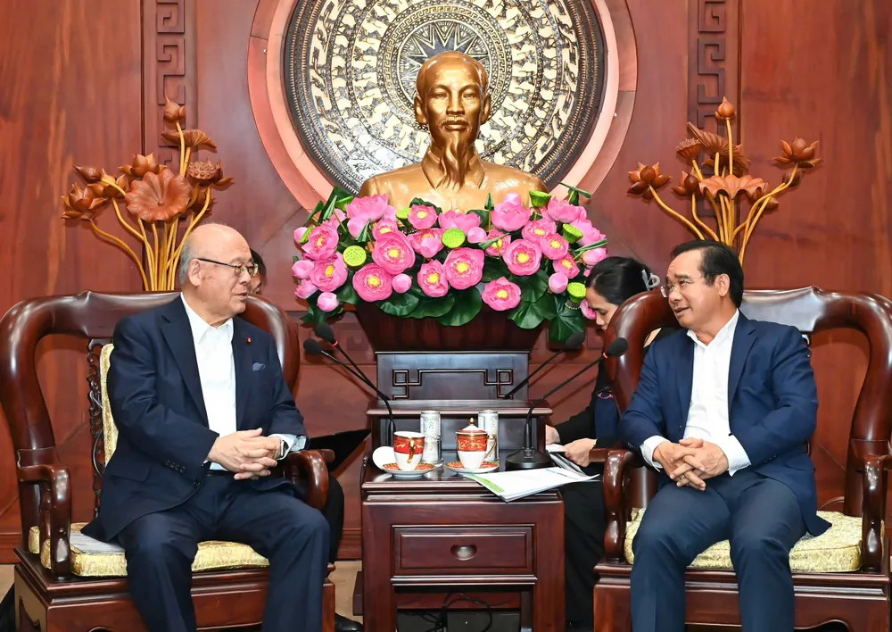 Chủ tịch UBND TPHCM Nguyễn Văn Được tiếp cố vấn đặc biệt Liên minh Nghị sĩ hữu nghị Nhật - Việt Takebe Tsutomu. Ảnh: VIỆT DŨNG 1.jpg