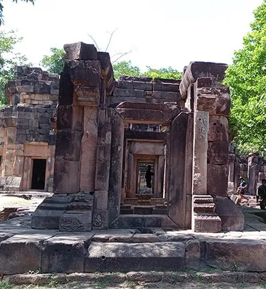 Di tích ngôi đền phía Campuchia gọi Ta Moan Thom, còn Thái Lan gọi là Ta Muen Thom. Ảnh: KHMER TIMES Den.jpg
