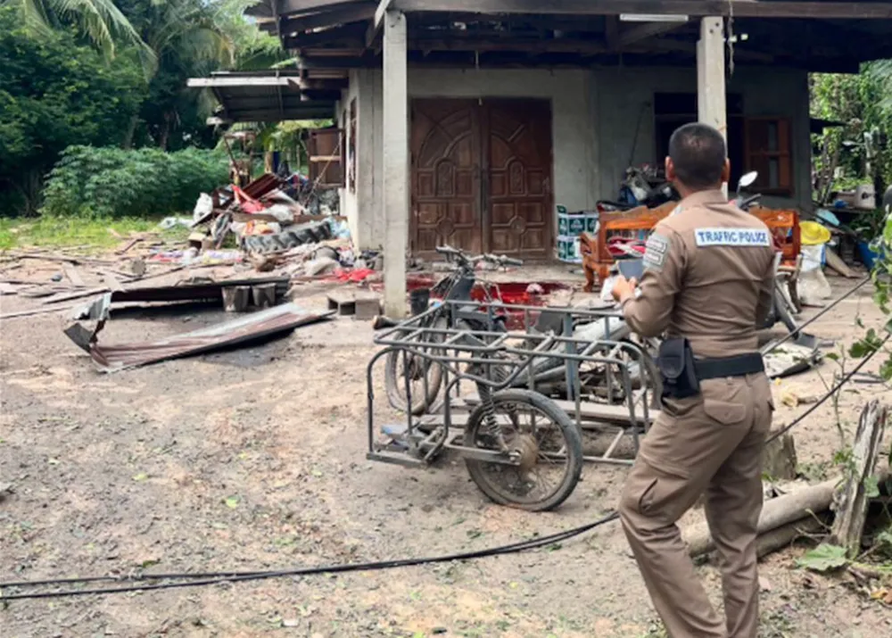 Cảnh sát Thái Lan kiểm tra một ngôi nhà ở huyện Kap Choeng, tỉnh Surin, mà phía Thái Lan cho là trúng rocket của Campuchia. Ảnh: BANGKOK POST TL.jpeg