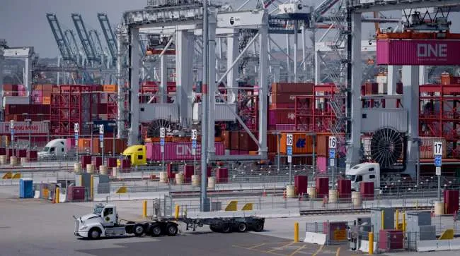 Hàng hóa cập cảng Los Angeles, Mỹ. Ảnh: BLOOMBERG My.jpg