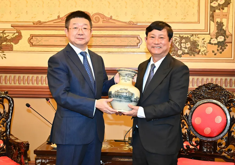 Chủ tịch HĐND TPHCM Võ Văn Minh tặng quà lưu niệm tân Tổng Lãnh sự Trung Quốc tại TPHCM Đường Lập. Ảnh: VIỆT DŨNG 1000005353.jpg