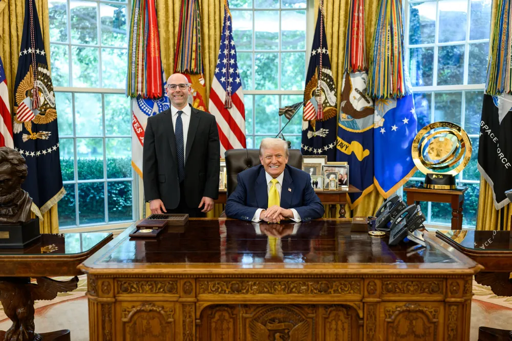 Tổng thống Mỹ Donal Trump và Tiến sĩ Stephen Miran. Ảnh: Truth Social Fed.jpg