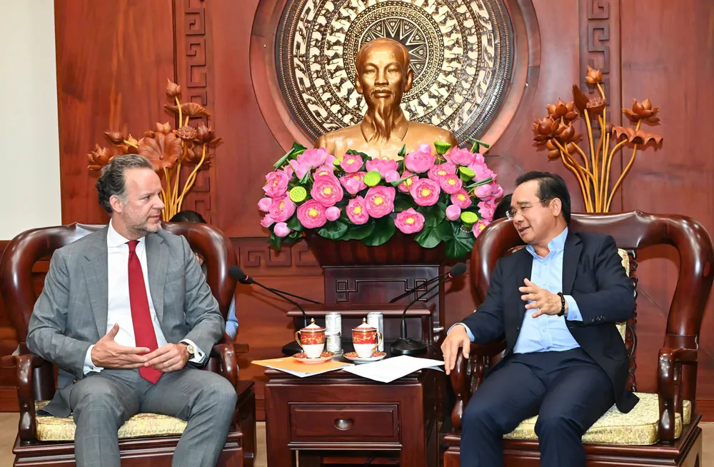 Chủ tịch UBND TPHCM Nguyễn Văn Được tiếp Tổng Lãnh sự Hà Lan tại TPHCM Daniel Stork. Ảnh: VIỆT DŨNG IMG_20250811_152332.jpg