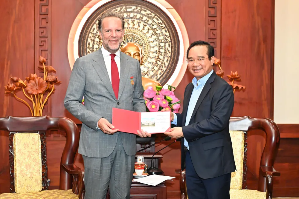 Chủ tịch UBND TPHCM Nguyễn Văn Được trao tặng Tổng Lãnh sự Hà Lan tại TPHCM Daniel Stork Huy hiệu TPHCM. Ảnh: VIỆT DŨNG IMG_20250811_153221.jpg