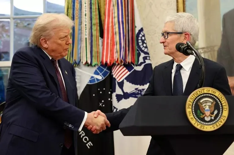 Tổng thống Mỹ Donald Trump (trái) và Giám đốc Điều hành của Apple Tim Cook. Ảnh: GETTY IMAGES My.jpg
