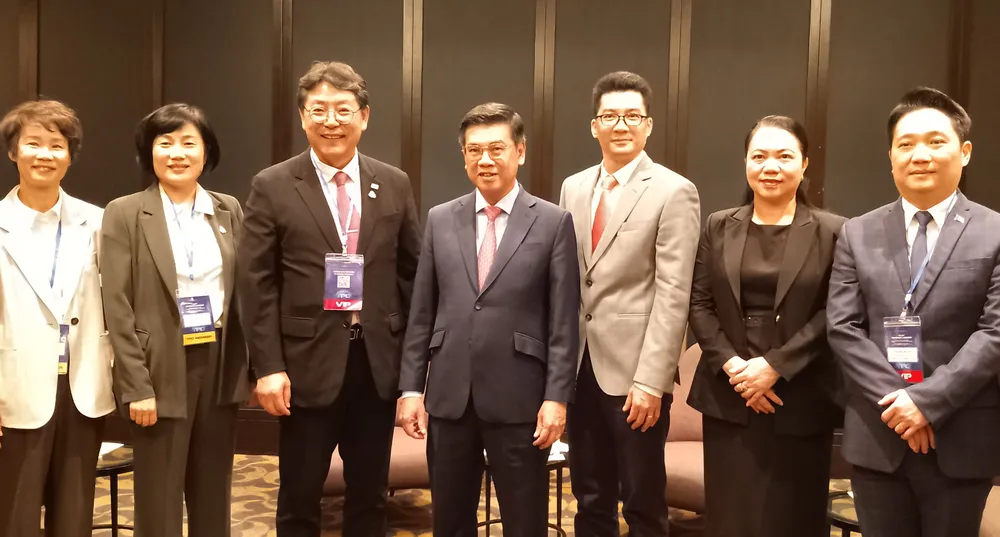 Các đại biểu tham dự cuộc gặp. Ảnh: MINH CHÂU 1000005805.jpg