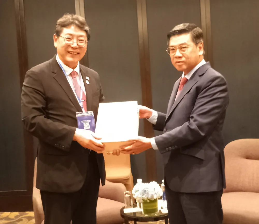 Phó Chủ tịch UBND TPHCM Nguyễn Văn Dũng tặng quà lưu niệm đến Thị trưởng TP Gimhae Hong Tae-yong. Ảnh: MINH CHÂU 1000005806.jpg