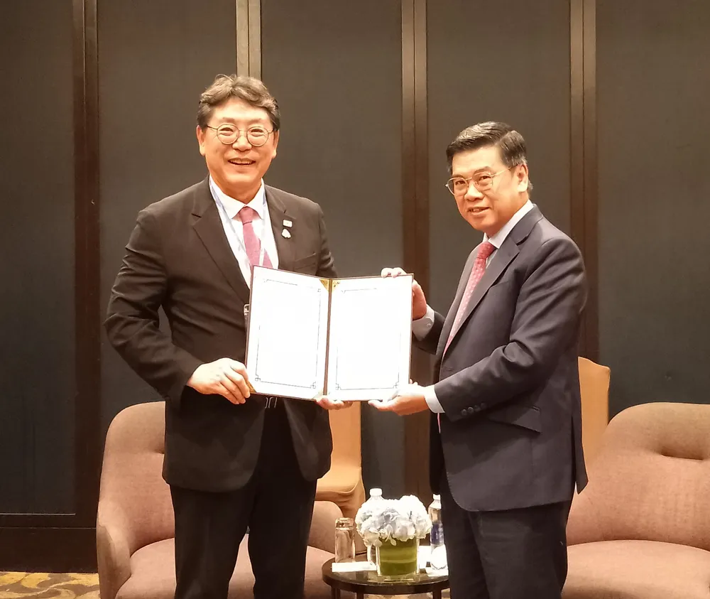 Thị trưởng Hong Tae-yong trao thư ngỏ của chính quyền TP Gimhae gửi chính quyền TPHCM đến Phó Chủ tịch UBND TPHCM Nguyễn Văn Dũng. Ảnh: MINH CHÂU 1000005807.jpg